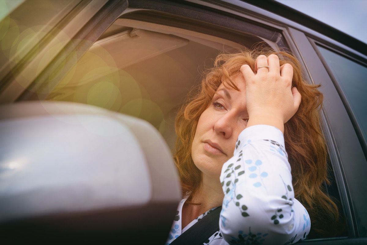 mujer infeliz en coche