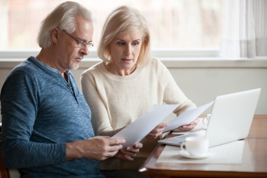 זוג מבוגר עובר על מסמכים פיננסיים, קן ריק