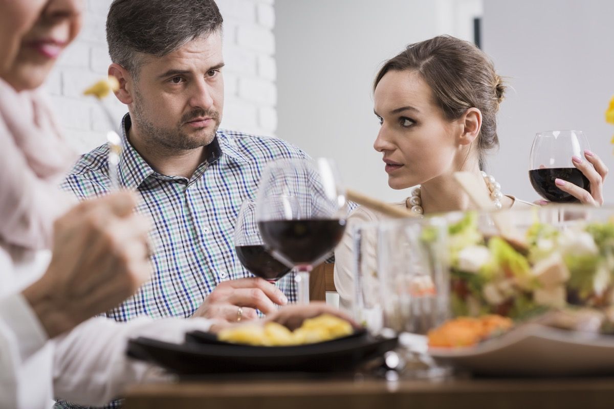 القتال العائلي التعامل مع ضغوط العطلة ، أشياء لا يجب أن تقولها لزوجتك أبدًا