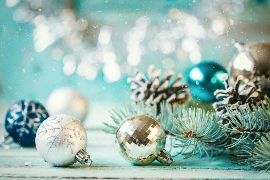 Kerstdecoratie op abstracte achtergrond, vintage filter, zachte focus, dingen die je nooit op zolder zou moeten bewaren