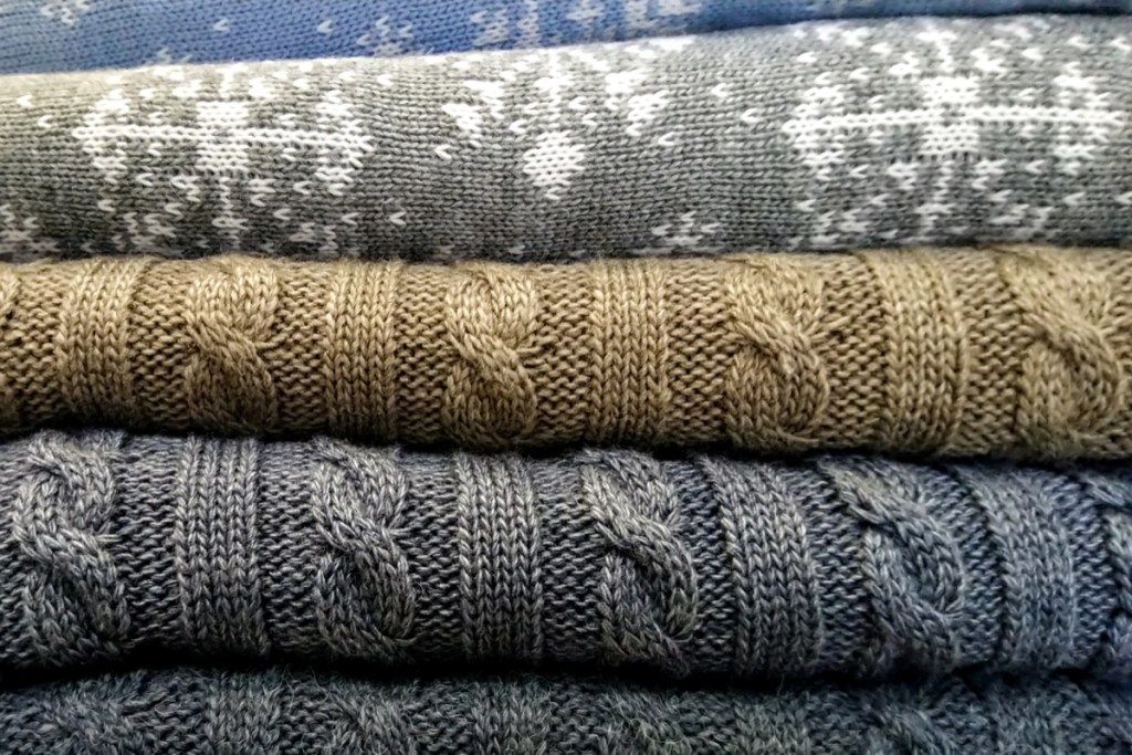 krūva jaukių žieminių megztinių, daiktų, kurių neturėtumėte