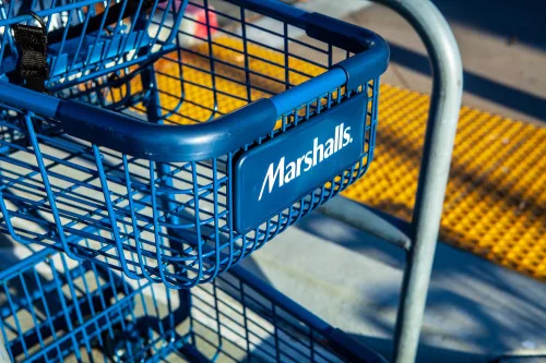   Marshalls количка за пазаруване отвън