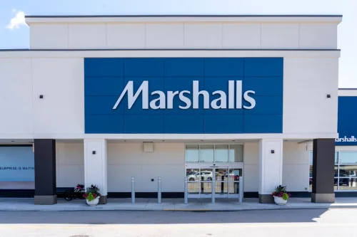   Oakville, Ontario, Canada - Ngày 14 tháng 7 năm 2019: Cửa hàng Marshalls ở Oakville, Ontario, Canada gần Toronto. Canada. Marshalls là một chuỗi cửa hàng bách hóa giảm giá của Mỹ.
