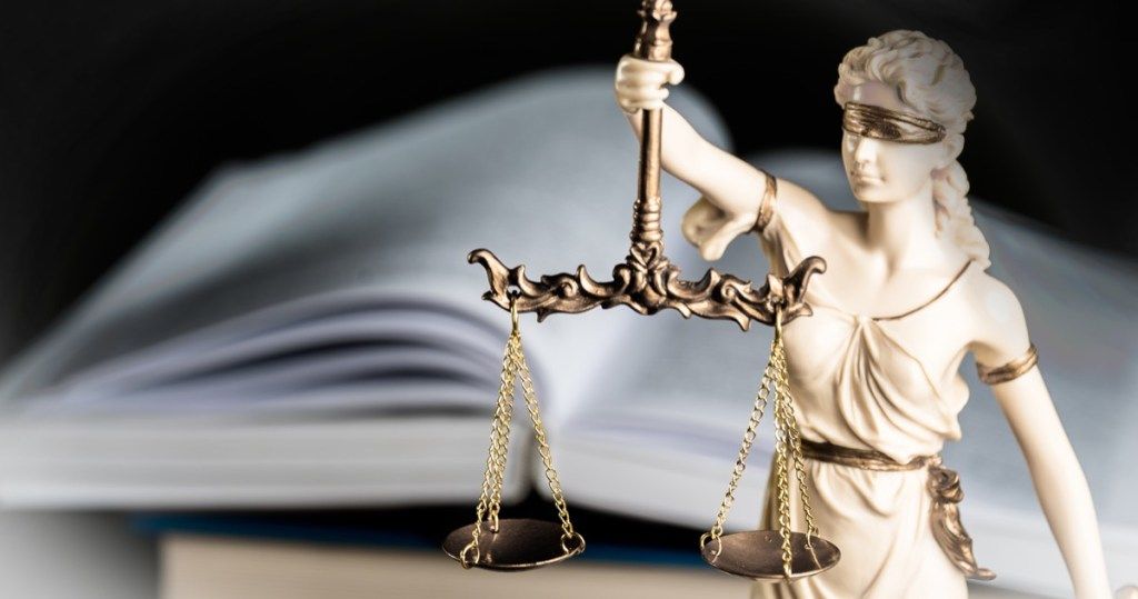тежест на доказателство-правно-закон-статуя