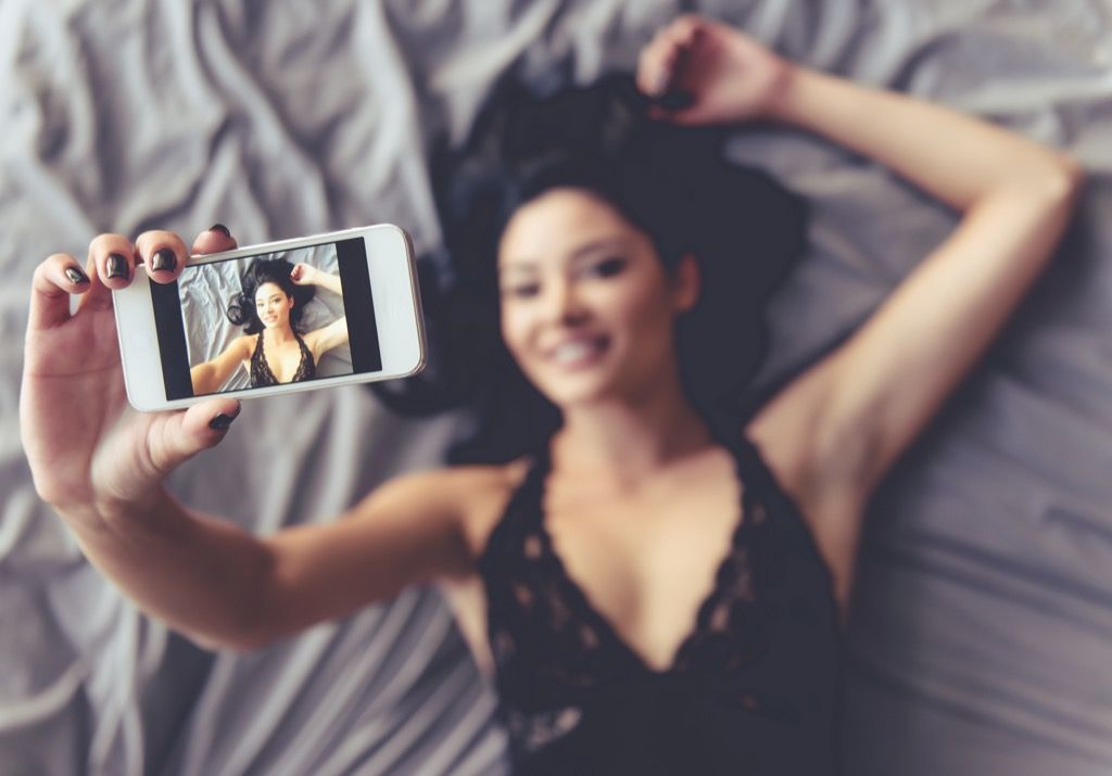 Mujer tomando fotos en smartphone