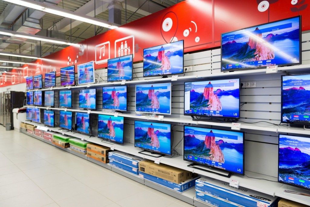 телевизори на рафта на магазина