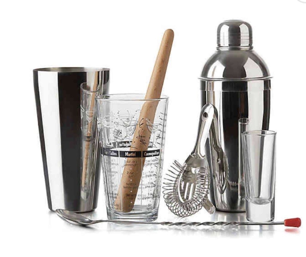 koktel set s drvenom muljirkom, srebrnom čašom i srebrnim shakerom