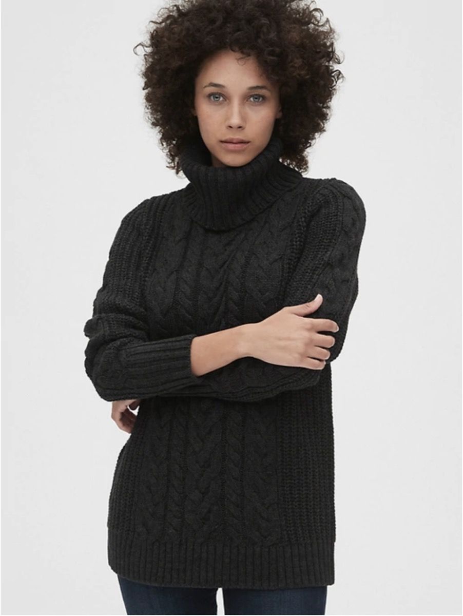 чернокожа жена, облечена в сива кабелна плетена водолазка