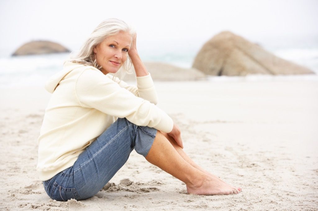 หญิงชราบนชายหาดออกเดทมากกว่า 50 ปี