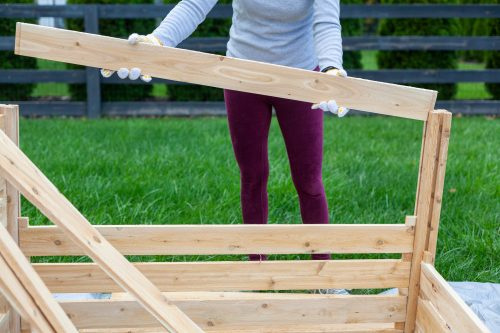   γυναίκα με γάντια που χτίζει ένα υπόστεγο - πράγματα που πρέπει να κάνεις όταν βαριέσαι
