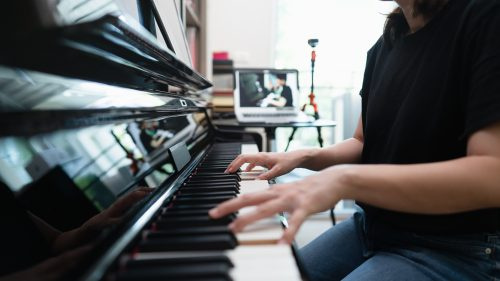   kvinne som lærer å spille piano når hun kjeder seg