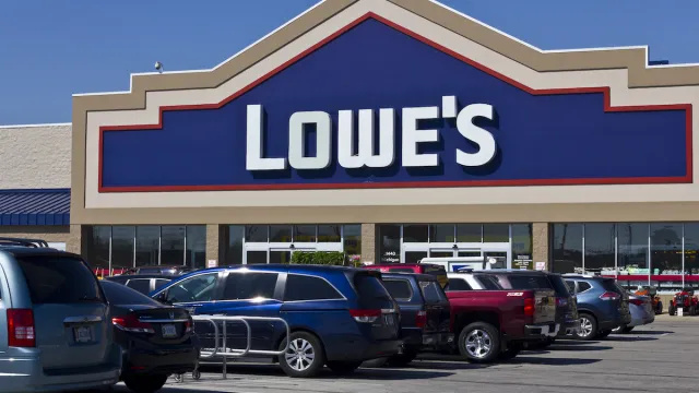 Gli acquirenti di Lowe minacciano il boicottaggio delle casse automatiche: 'Farò acquisti presso Home Depot'