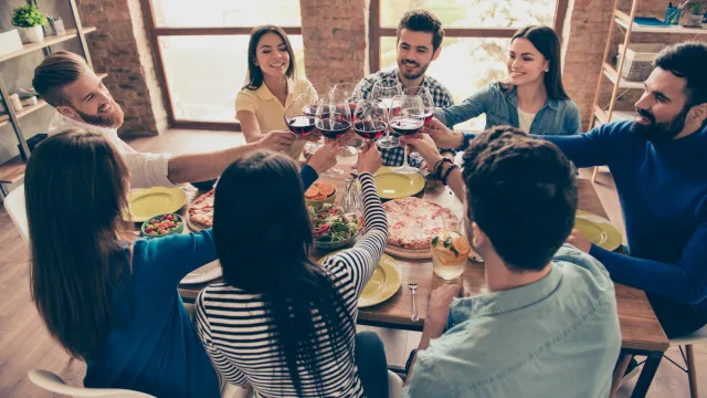 Etiķetes eksperti saka, ka 8 labākās lietas, ko pasniegt vakariņu ballītē