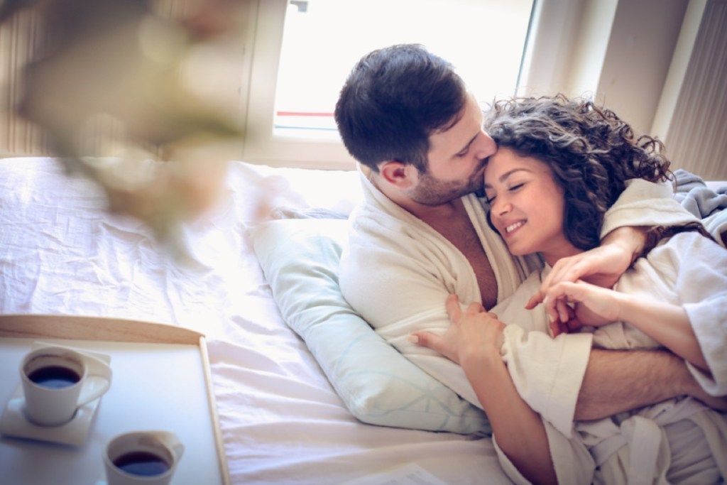 keski-ikäinen pariskunta sängyssä yhdessä, terve seksi 40 vuoden jälkeen