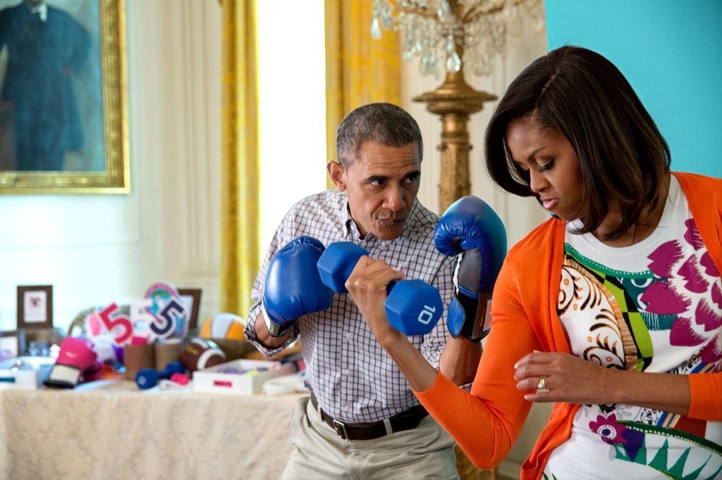 Obamas s boxerskými rukavicemi