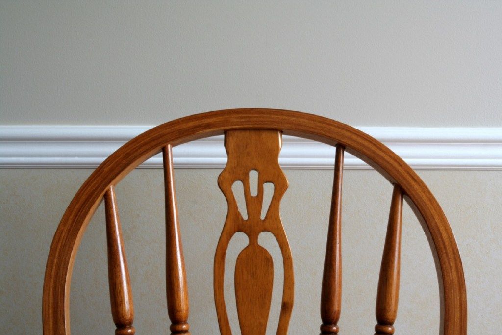 dřevěná židle proti tvarování kolejnice, vintage domácí vylepšení