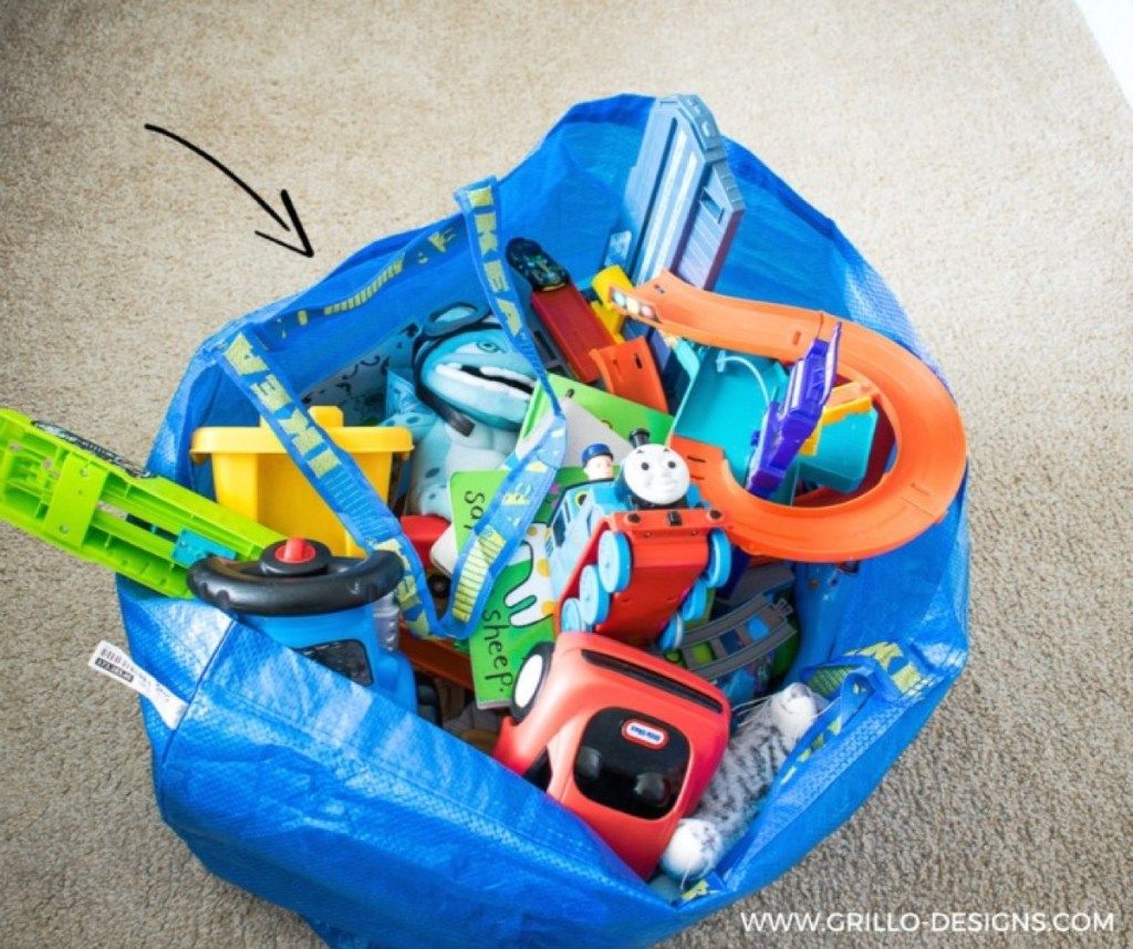 Ikea zilā soma kā rotaļlietu glabāšanas tvertne {Citi zilā IKEA soma izmantošanas veidi}