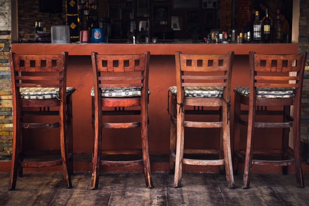 stołek barowy Zorganizowane banalne dowcipy