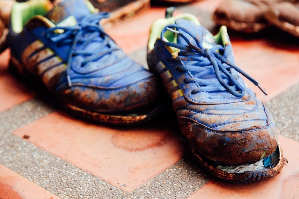 zniszczone buty do biegania banalne dowcipy
