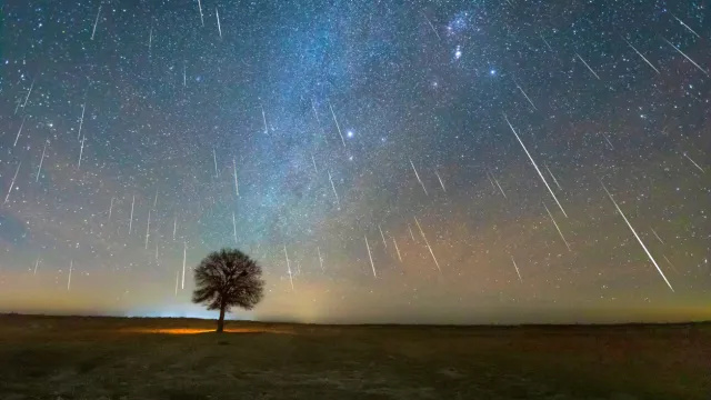 Spoži un krāsaini meteori šajā nedēļas nogalē 'līs kā lietus' — kā tos redzēt