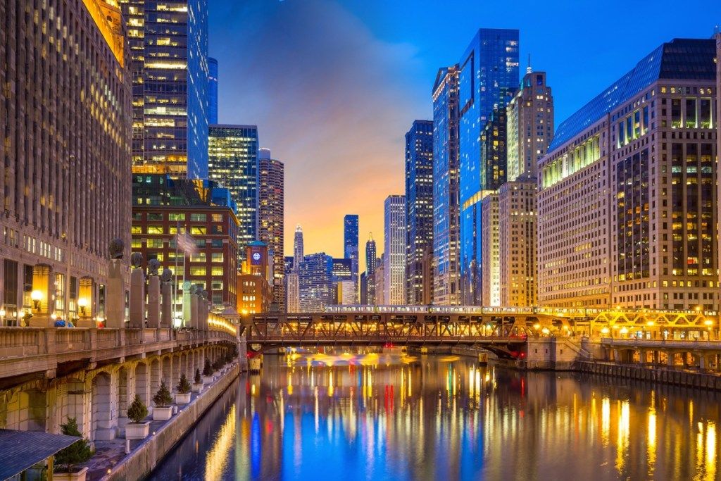 Čikagos centras ir Čikagos upė naktį JAV.