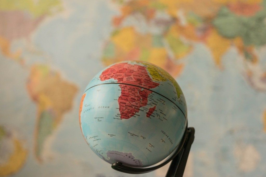 Карта на Африка върху глобус, по-интелигентни факти