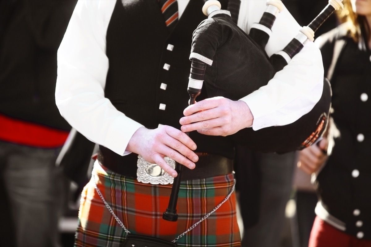 άντρας παίζει γκάιντες φορώντας μια σκωτσέζικη φούστα