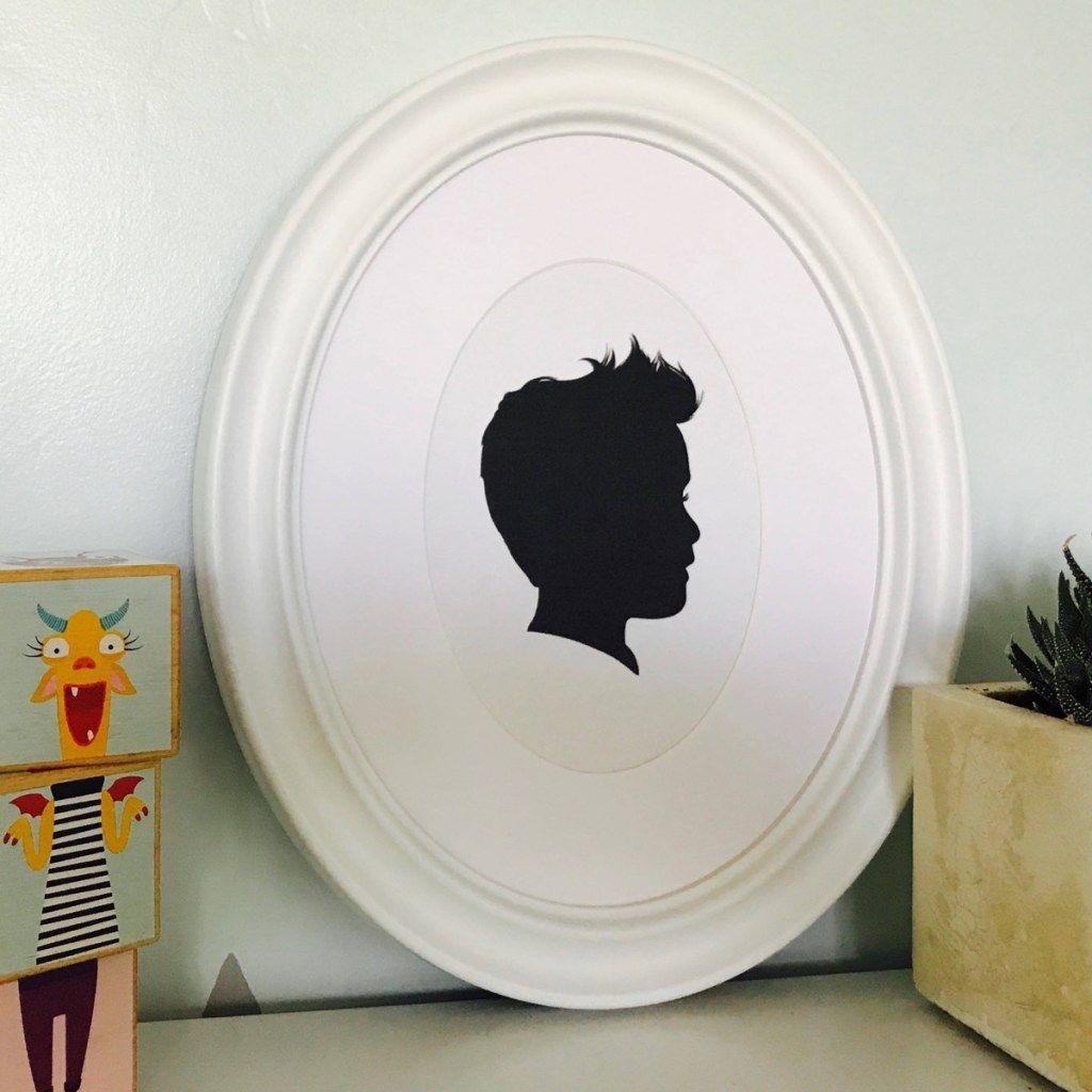 silueta portrét v bílém rámu, staromódní domácí předměty