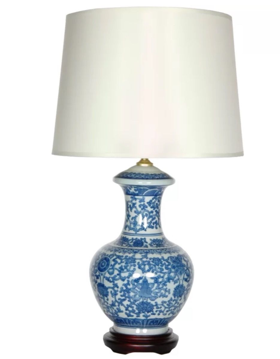 zila un balta vāzes lampa, vecmodīgi mājas priekšmeti