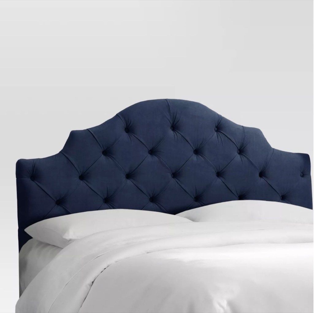 modré všívané čelo postele, staromódne domáce predmety