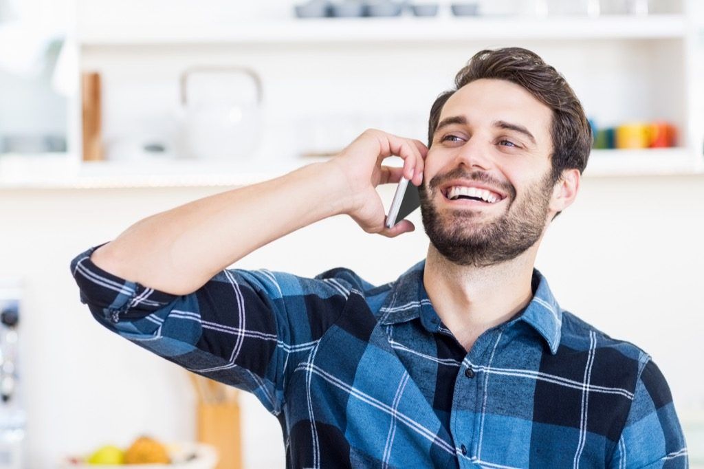 Pekerjaan Lelaki di Telefon Dari Pekerjaan Rumah