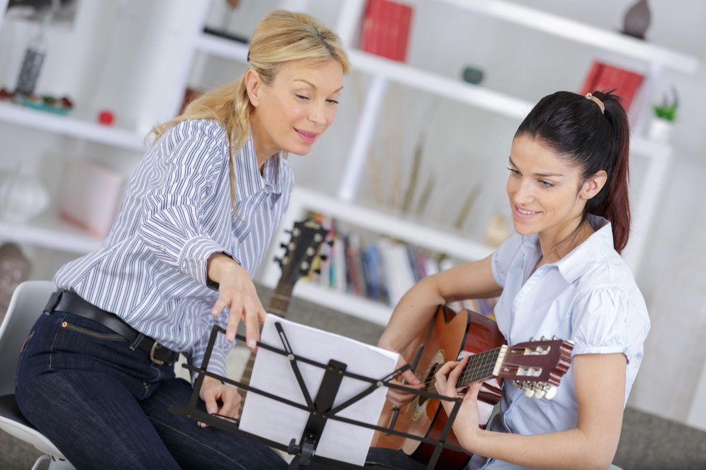 Učiteľ hudby pracuje z domova