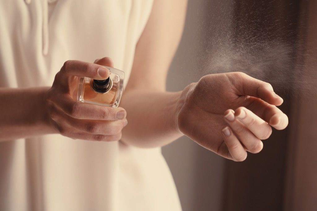 naine lõhnaõli parfüümi pihustades