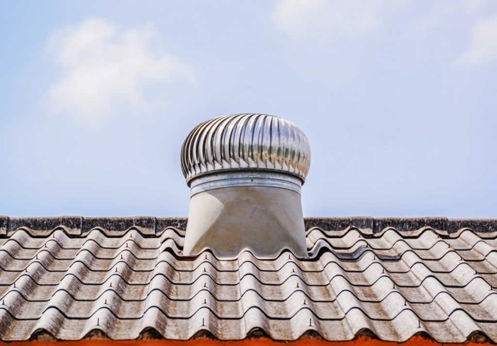 palėpės ventiliatorius ant stogo vėsina jūsų miegamąjį