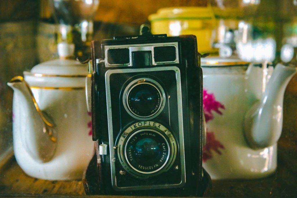 Tai, 22. august 2018: Vintage retro Polaroid kaamera puidust laual. - Pilt