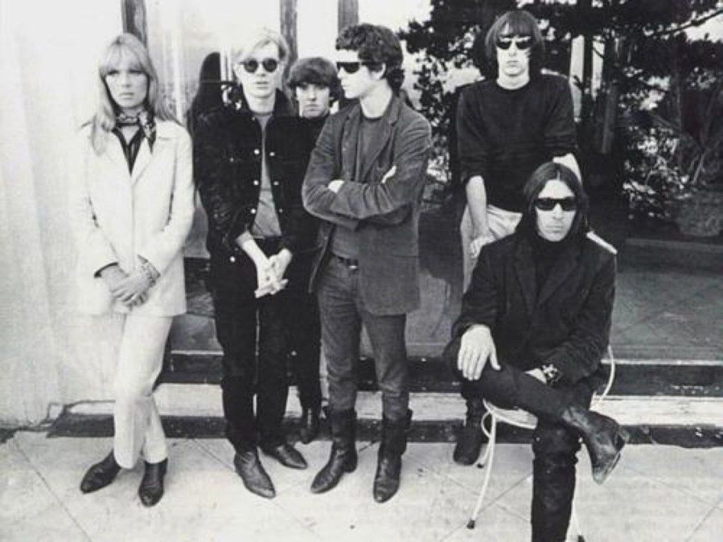 Andy Warhol ได้รับการว่าจ้างให้เป็นผู้จัดการและโปรดิวเซอร์ของ The Velvet Underground