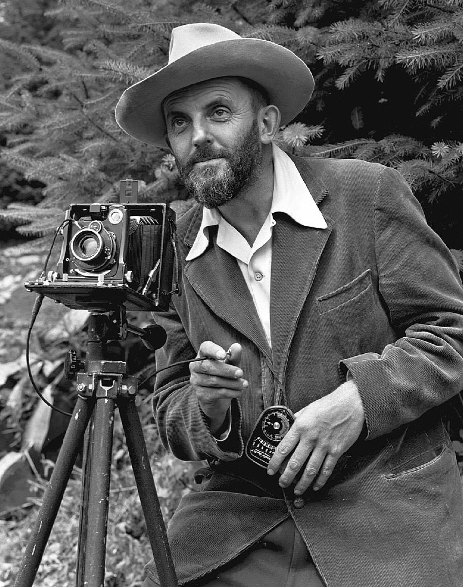 ภาพเหมือนของช่างภาพธรรมชาติ Ansel Adams ซึ่งปรากฏตัวครั้งแรกในหนังสือรุ่นปี 1950 Yosemite Field School กล้องน่าจะเป็น Zeiss Ikon Universal Juwel