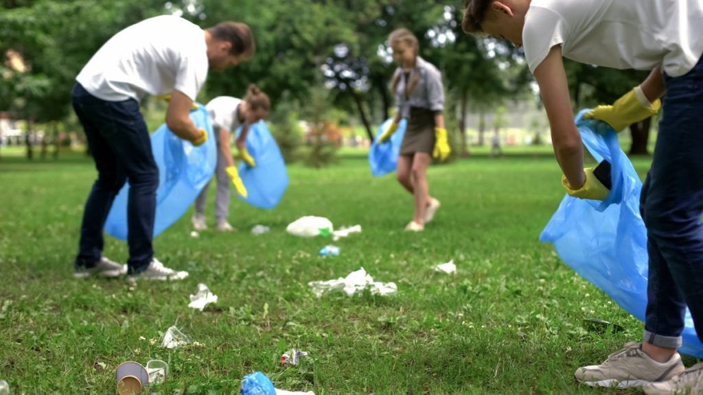 Prijazna družina je organizirala čistilni dan za čiščenje parka gospodinjskih odpadkov