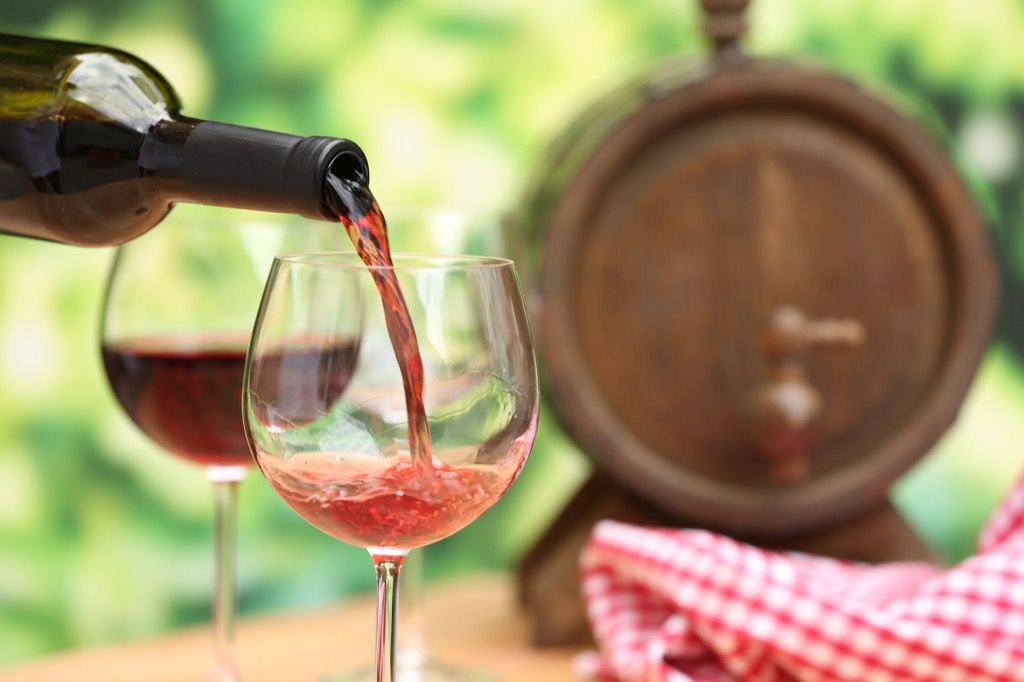 versando i benefici del vino rosso del vino