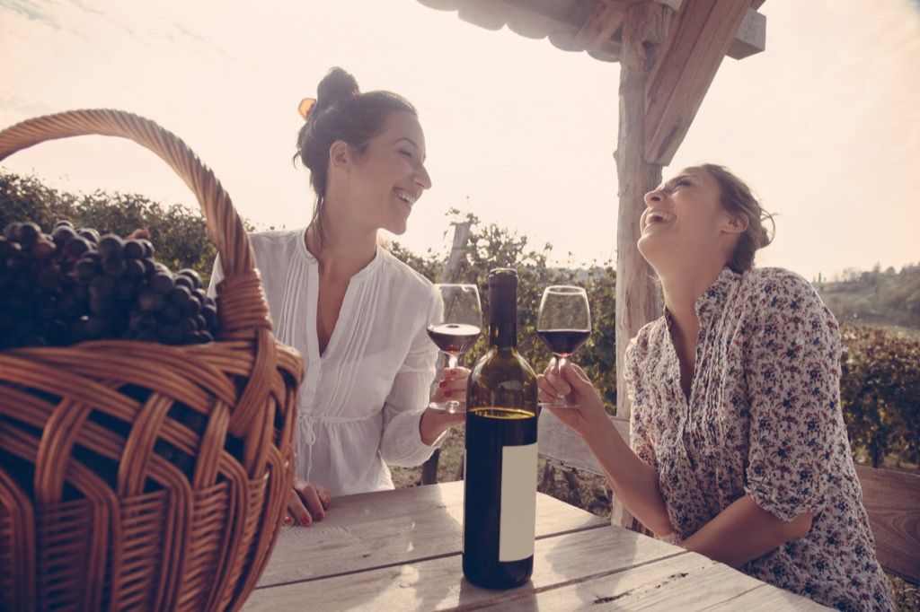 benefici degli amici del vino che ridono