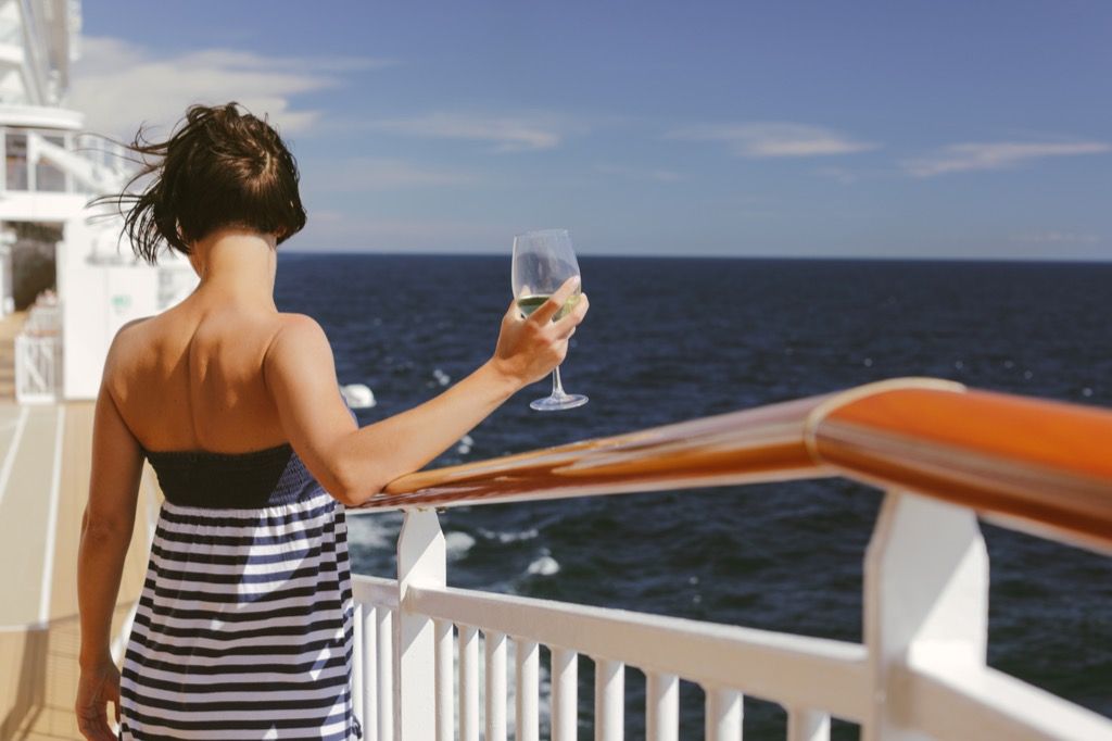 výhody ženy s vínem na jachtě