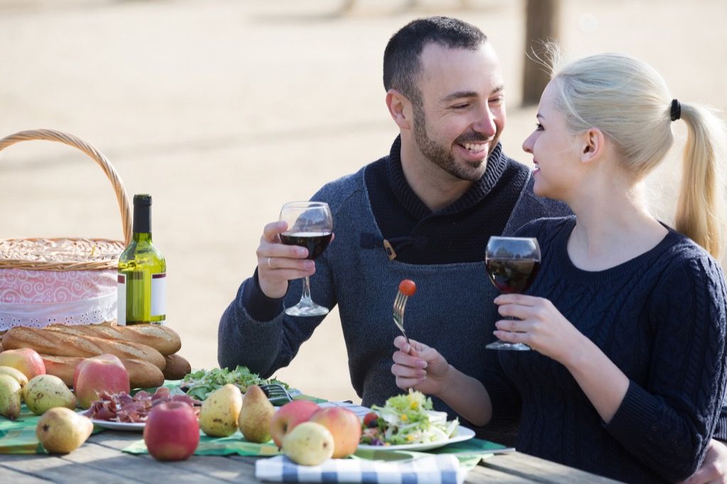 فوائد شرب النبيذ للزوجين