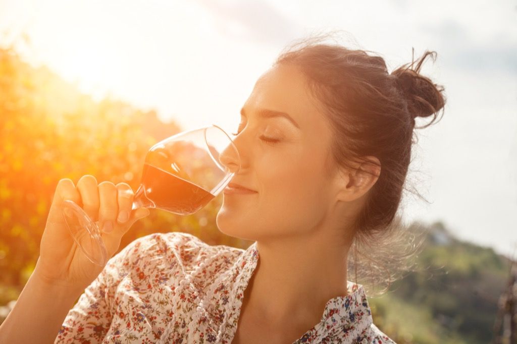 kvinne som drikker vin stresset fordelene med vin