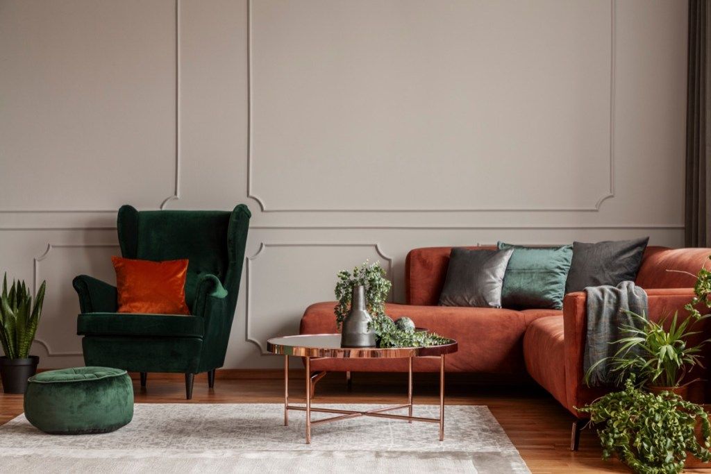 Vihreän ja oranssin olohuoneen tilan vintage-koditrendit