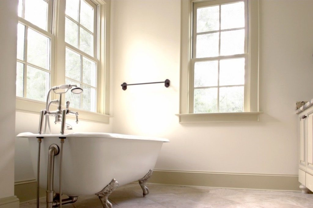 Fürdőszoba egy Clawfoot káddal Vintage otthoni trendek