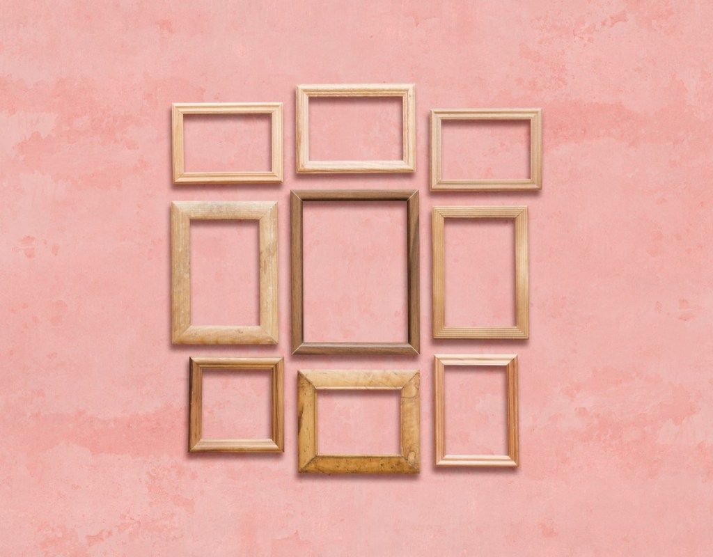 Neusaglašeni okviri za fotografije na ružičastom zidu u trendovima starih kuća