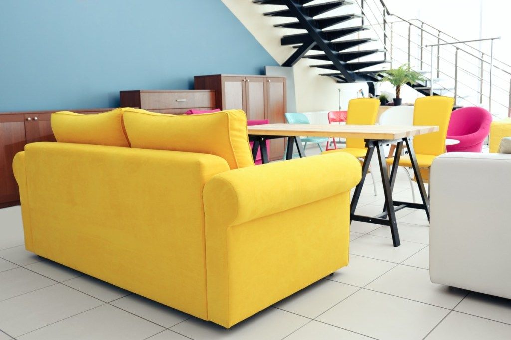 Parlak sarı bir kanepe vintage ev trendleri