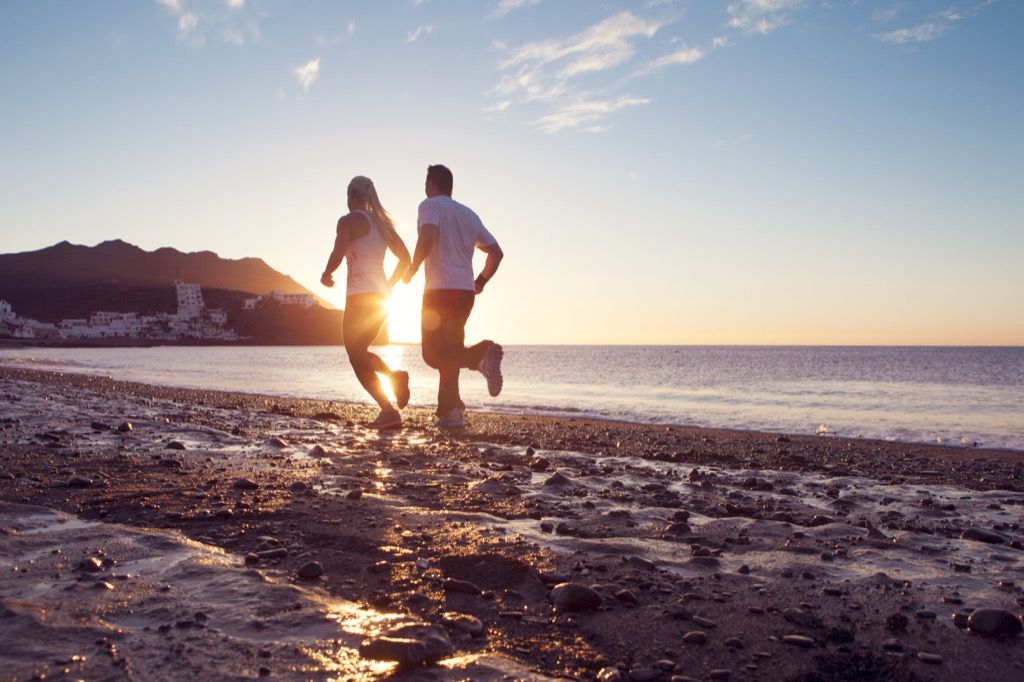 двойка, която тича на плажа при изгрев, понеделник цитати