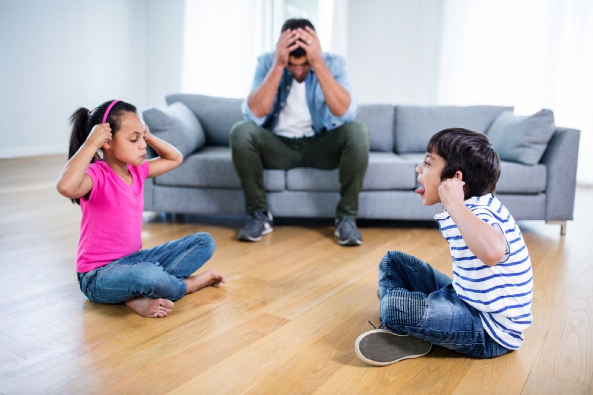 татко се чувства разочарован вкъщи, лоши родителски съвети