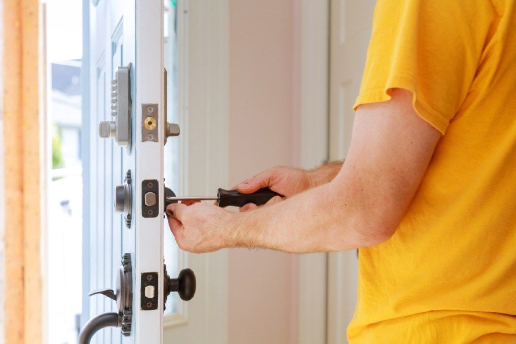 Według ekspertów, 27 najważniejszych wskazówek dotyczących bezpieczeństwa w domu, które musisz znać